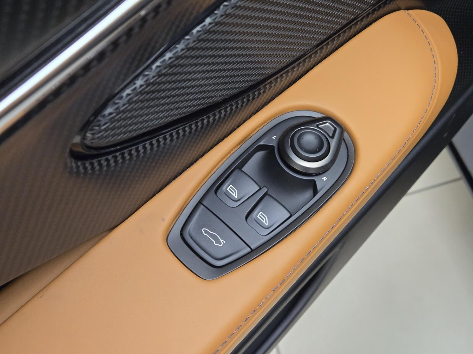 2026 Aston Martin DB12 Base - Photo 37